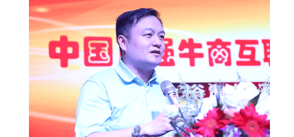 中國百強牛商互聯(lián)網(wǎng)+授牌儀式，新華網(wǎng)國家互聯(lián)網(wǎng)+平臺執(zhí)行主任-陸軍。